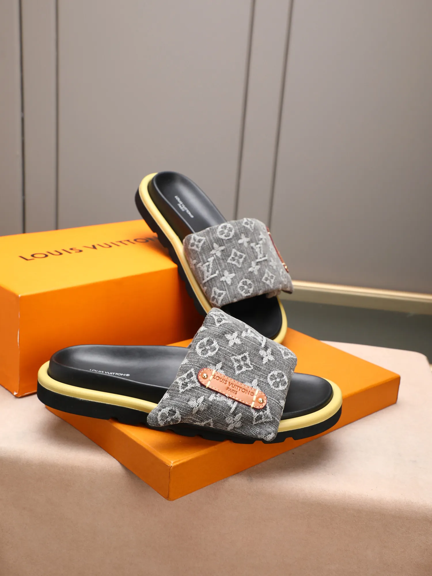 PP360 [LOUIS VUITTON] Louis Vuitton, LV printing, men's and women's slippers are on the market. The drawer box packaging comes with a cloth bag and a card. The upper pattern looks very soft and waxy, and it is a super versatile leg slimming tool. Fabric: imported denim/canvas/old fabric, LV hardware LOGO, official website pattern printing, comfortable to wear, feet: high-elastic PU water table. Sole: foam sole, heel height: about 5cm. Code number: 35-46, 35, 45, 46 are custom-made and non-returnable. Color: multiple colors and styles available.
